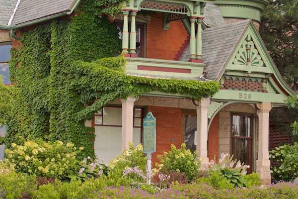 Monument historique Rogers-Carrier House mettant en vedette maison et fleurs sauvages