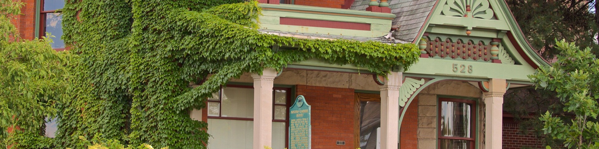 Rogers-Carrier House welches beinhaltet Haus und Wildblumen