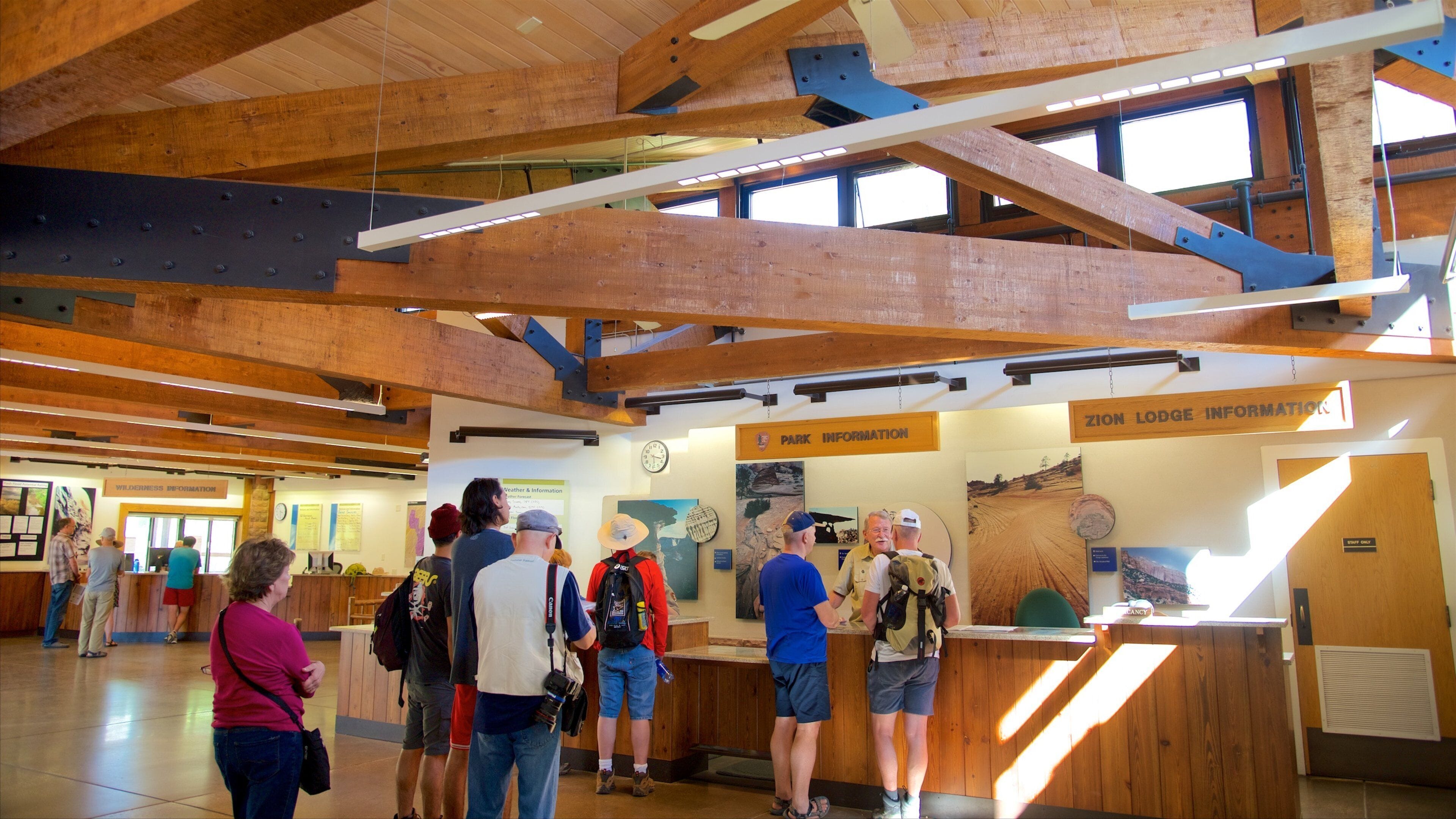 Zion nasjonalpark fasiliteter samt innendørs i tillegg til en liten gruppe med mennesker