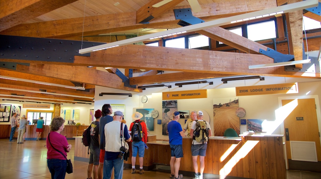 Zion nasjonalpark fasiliteter samt innendørs i tillegg til en liten gruppe med mennesker