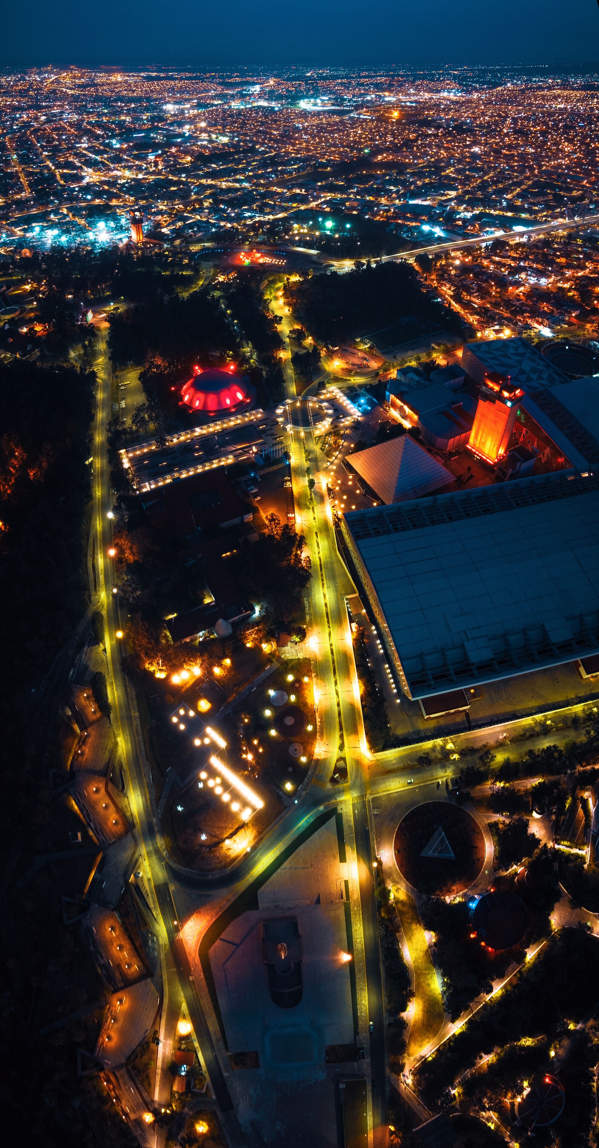 Panorama aéreo del centro Expositor en los Fuertes, Puebla, durante la noche