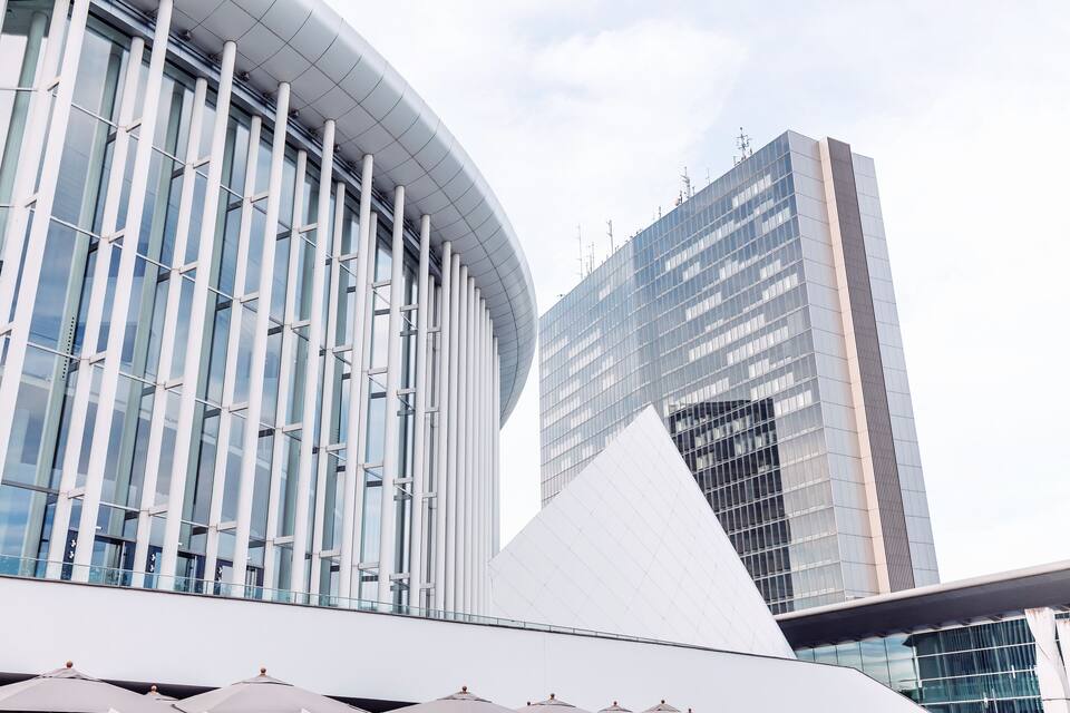 Een modern gebouw met een gebogen gevel en grote ramen.