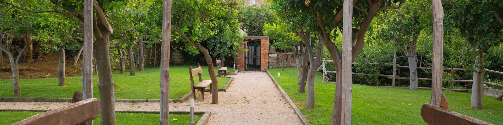 Sorrento Foundation featuring a garden