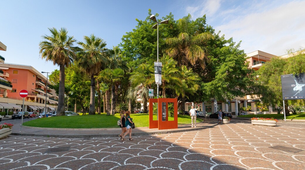 Piazza Lauro showing a garden