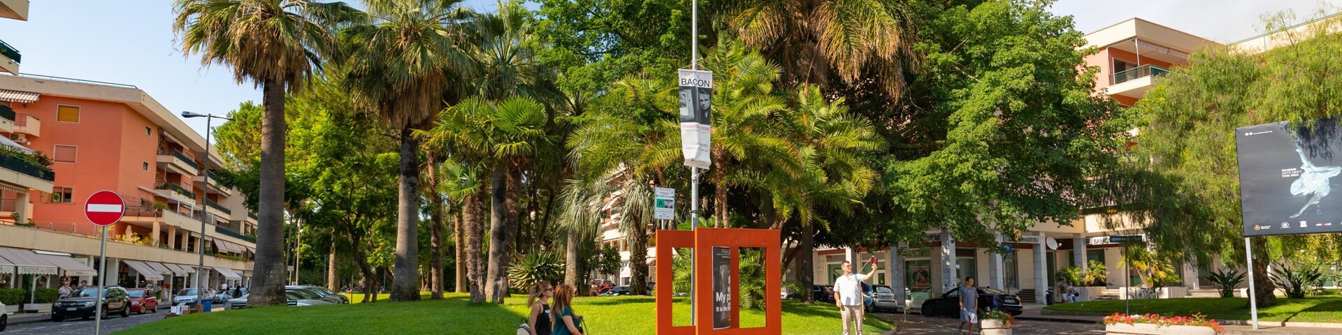 Piazza Lauro showing a garden