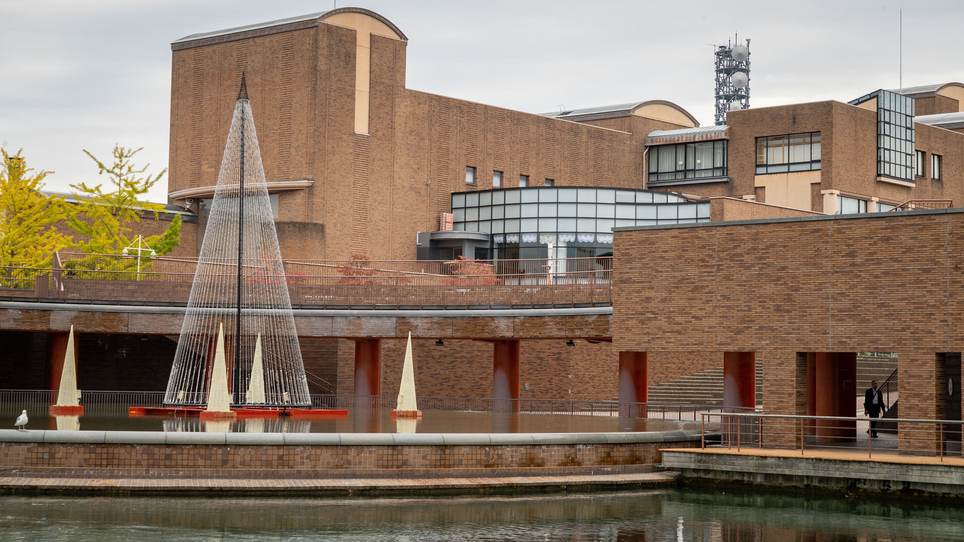 Tomi Canal Kansui Park which includes a fountain