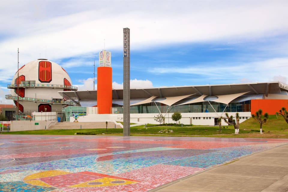 Un bâtiment moderne doté d’une architecture originale, caractérisé par un grand dôme et une haute tour.