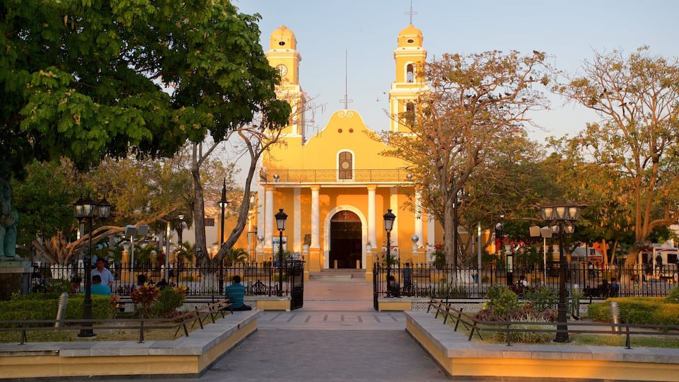 Iglesia de Nuestra Señora del Carmen que incluye un atardecer, una iglesia o catedral y jardín