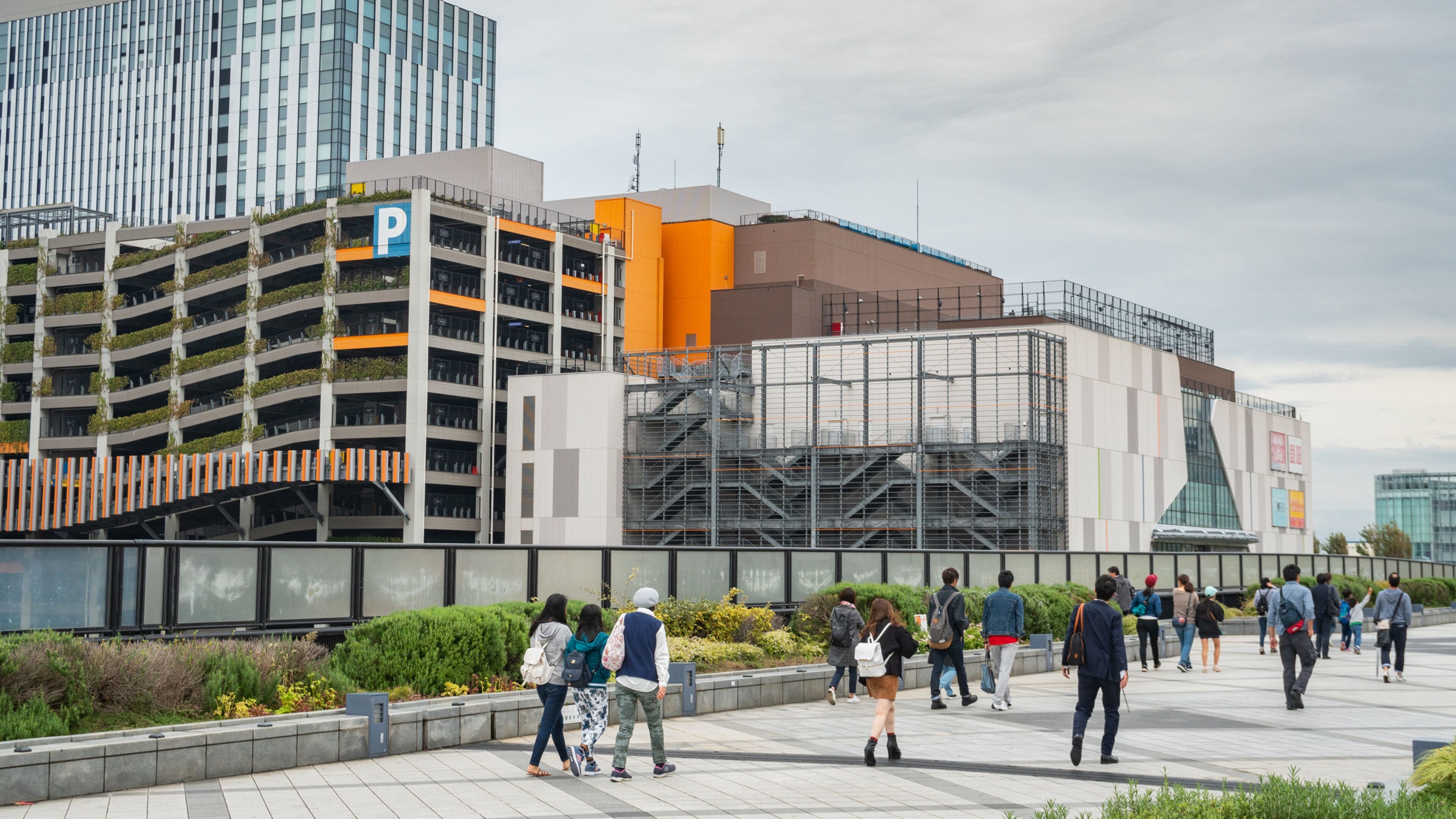 DiverCity Tokyo Plaza which includes a city and street scenes