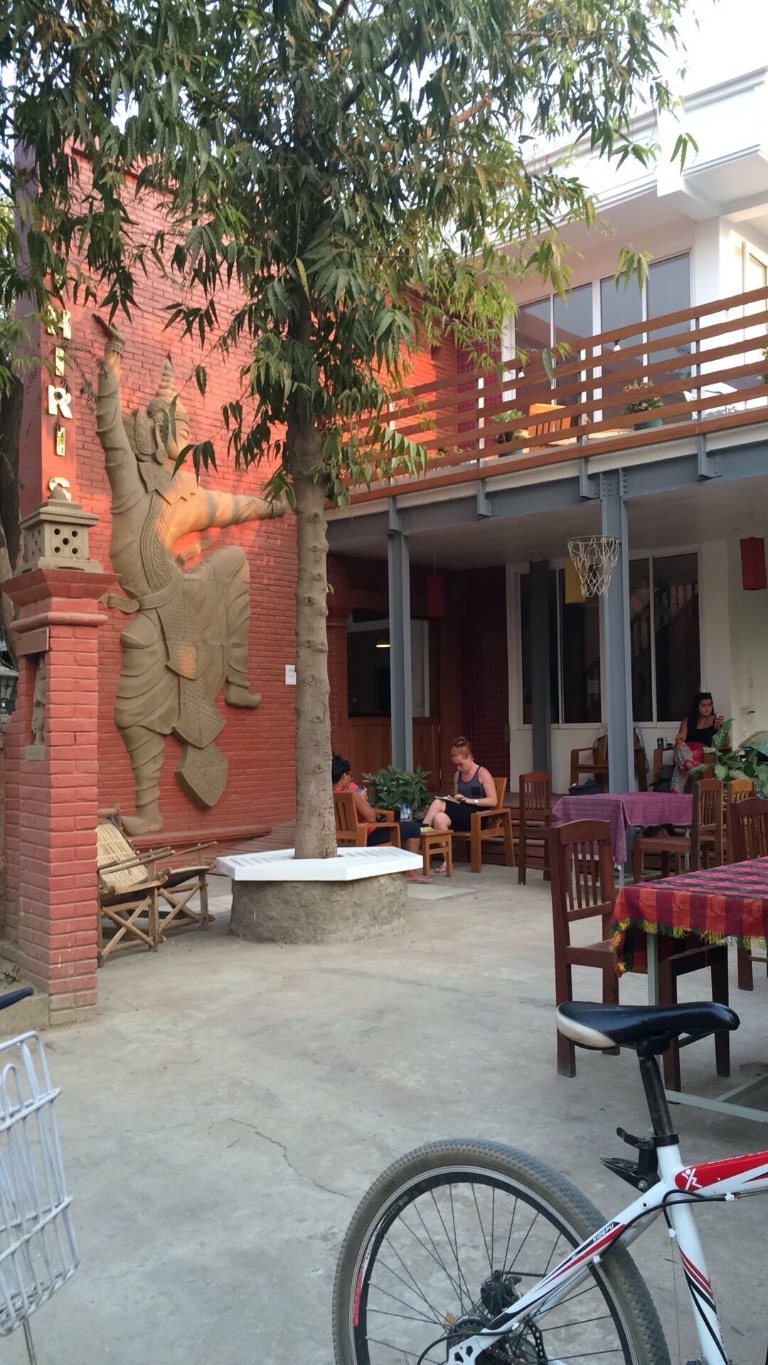 โรงแรมที่พักในพุกาม พักแบบDorm 6เตียงคืนละ100USDรวมอาหารเช้า โรงแรมโอมาก สะอาด บริการดีwifiแรงโคตรมีปลั๊กเยอะมากในห้องนอน Amazing ac rooms and communal area friendly staff and well placed in centre of new Bagan,free coffee tea and cigars wifi too very useful after a hot day of exploring