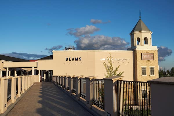 A building with a sign reading "BEAMS UNITED ARROWS" and a tower with a sign reading "SENDAI HIZUMI PREMIUM".