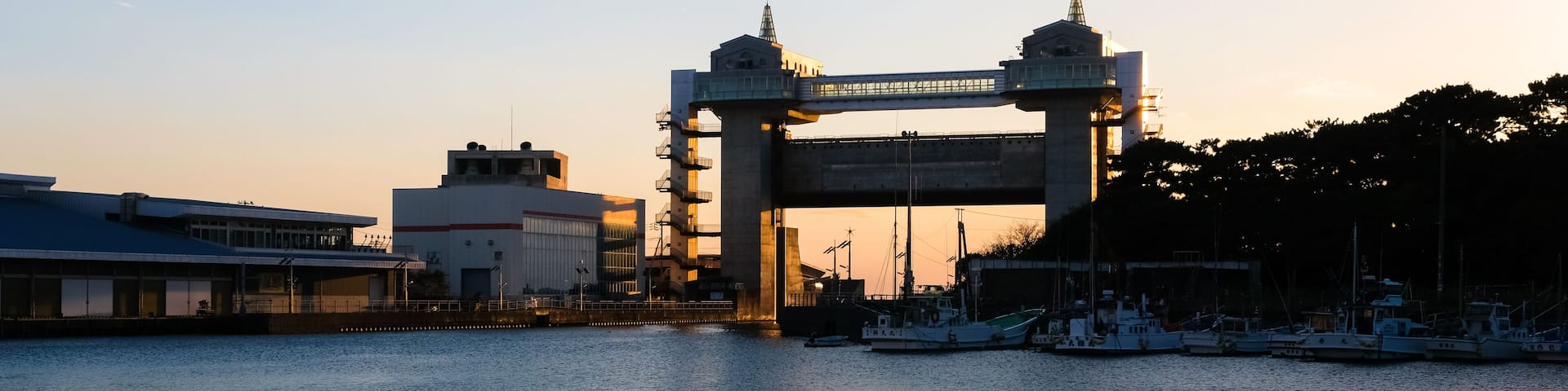 静岡県沼津市 夕暮れの沼津港 びゅうお
