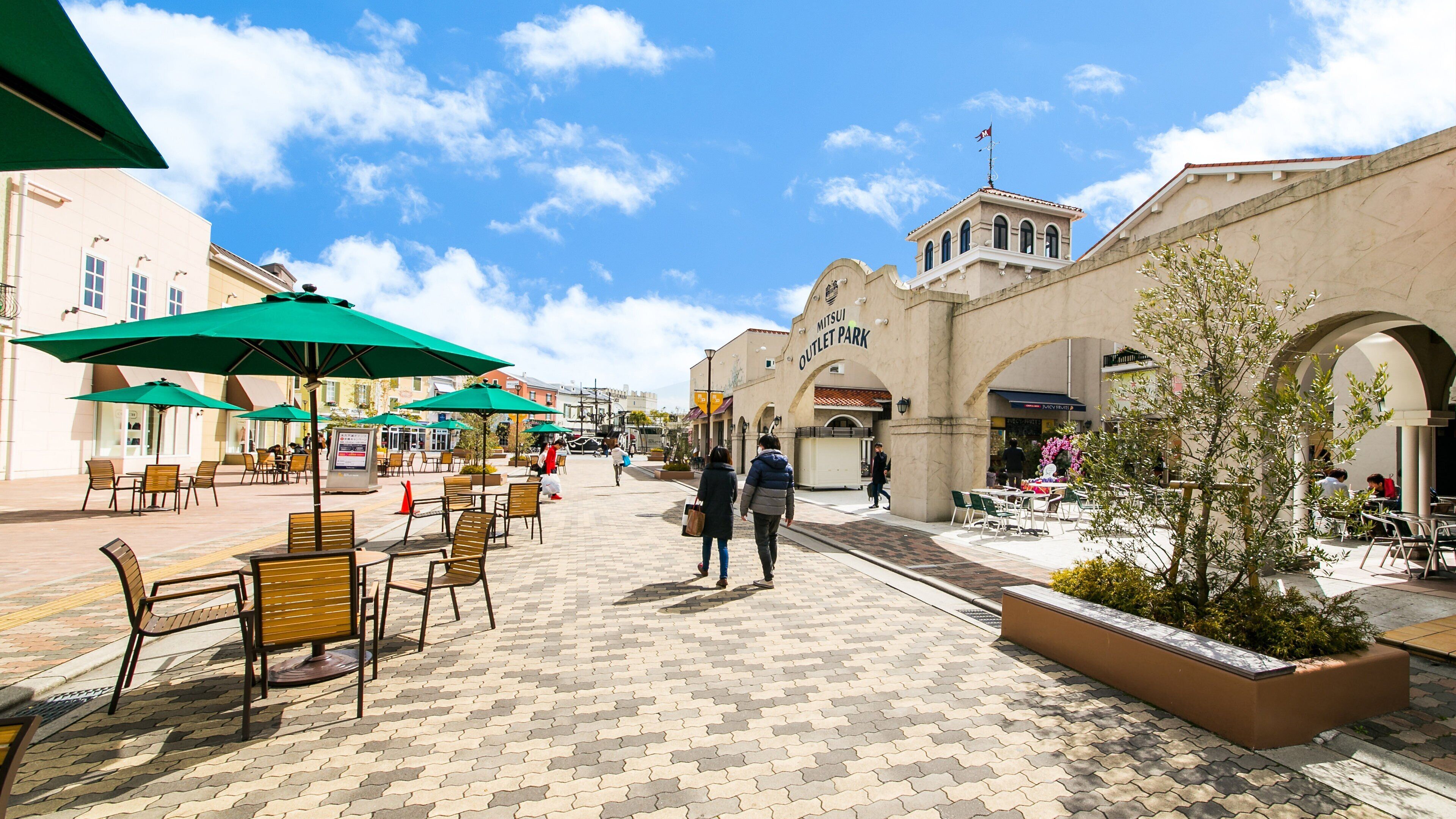 Mitsui Outlet Park featuring street scenes as well as a couple