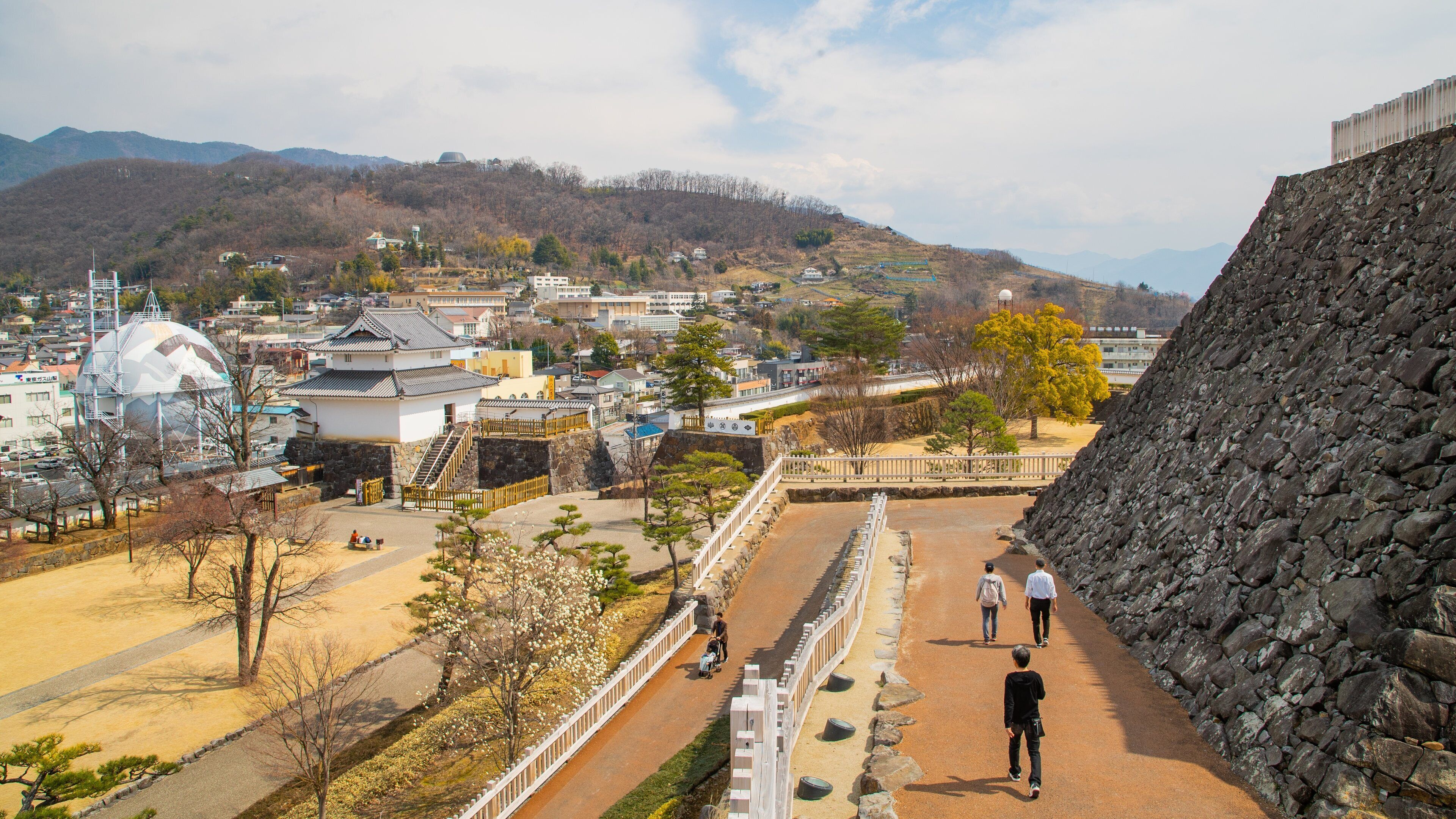 Maizurujo Park which includes a small town or village and landscape views