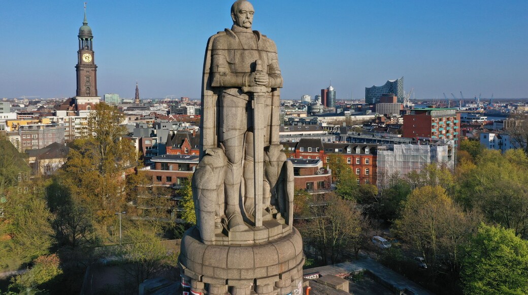 Hamburg. Bismarck Denkmal vor der Skyline mit Michel, Elbphilharmonie, Hafen. Luftaufnahme.