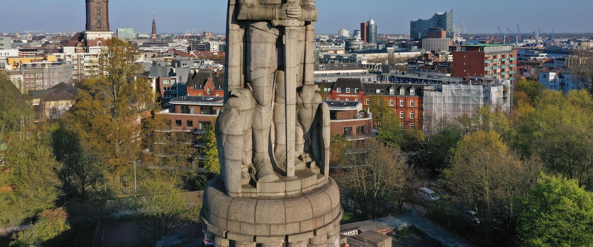 Hamburg. Bismarck Denkmal vor der Skyline mit Michel, Elbphilharmonie, Hafen. Luftaufnahme.