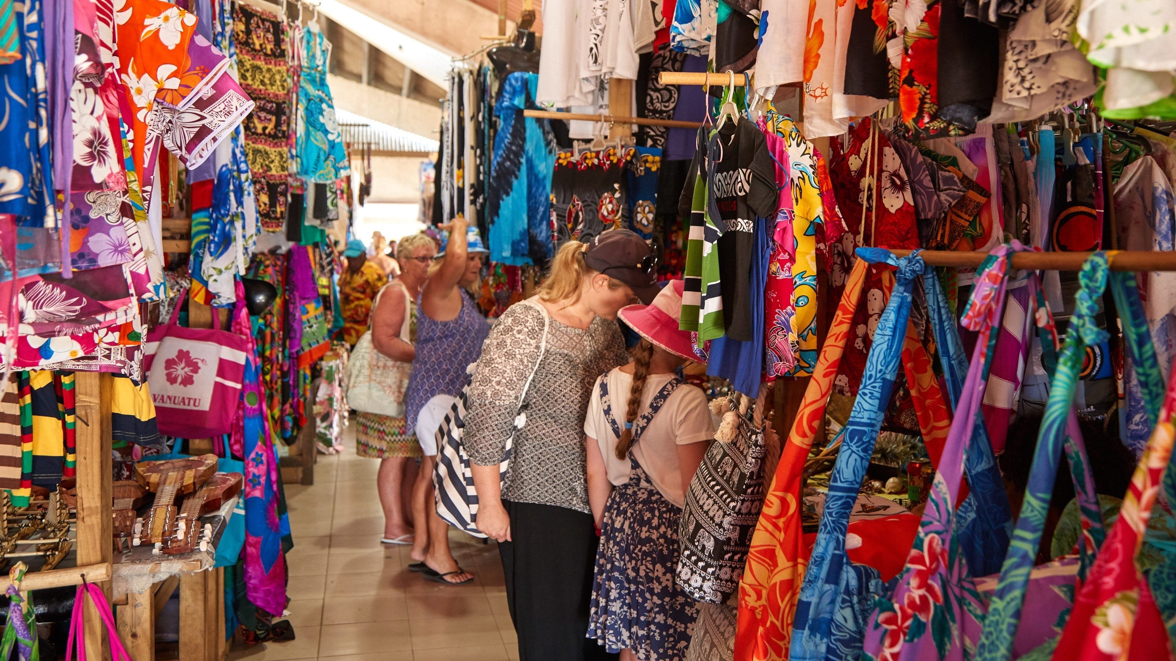 Port Vila Market mit einem Märkte und Innenansichten sowie kleine Menschengruppe