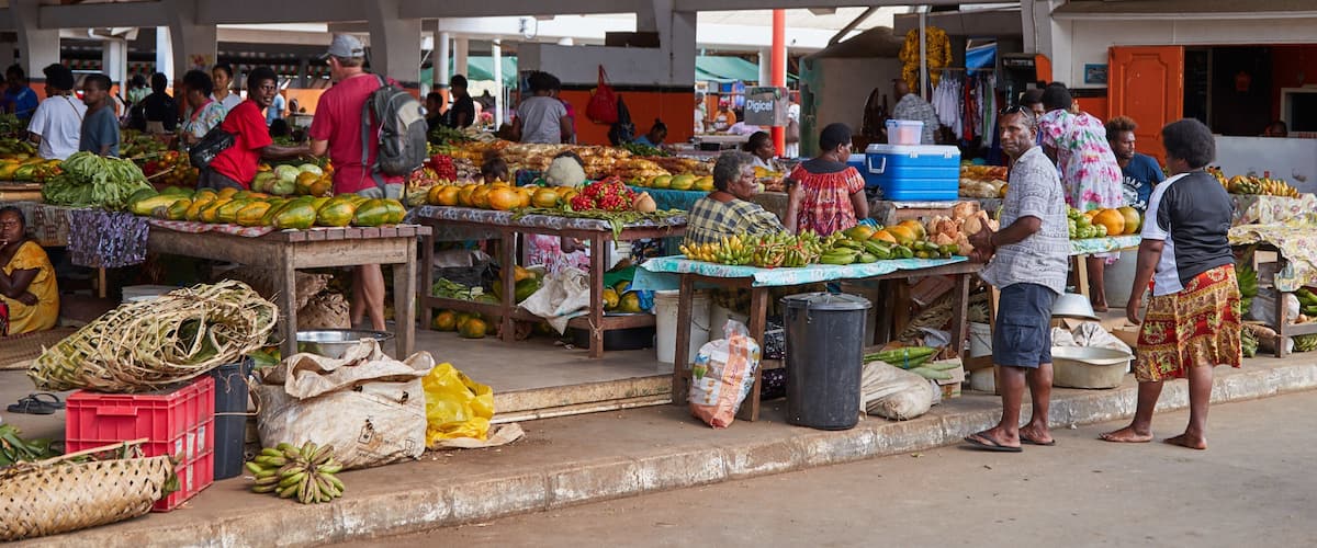Port Vila Market mettant en vedette nourriture et marchés aussi bien que petit groupe de personnes