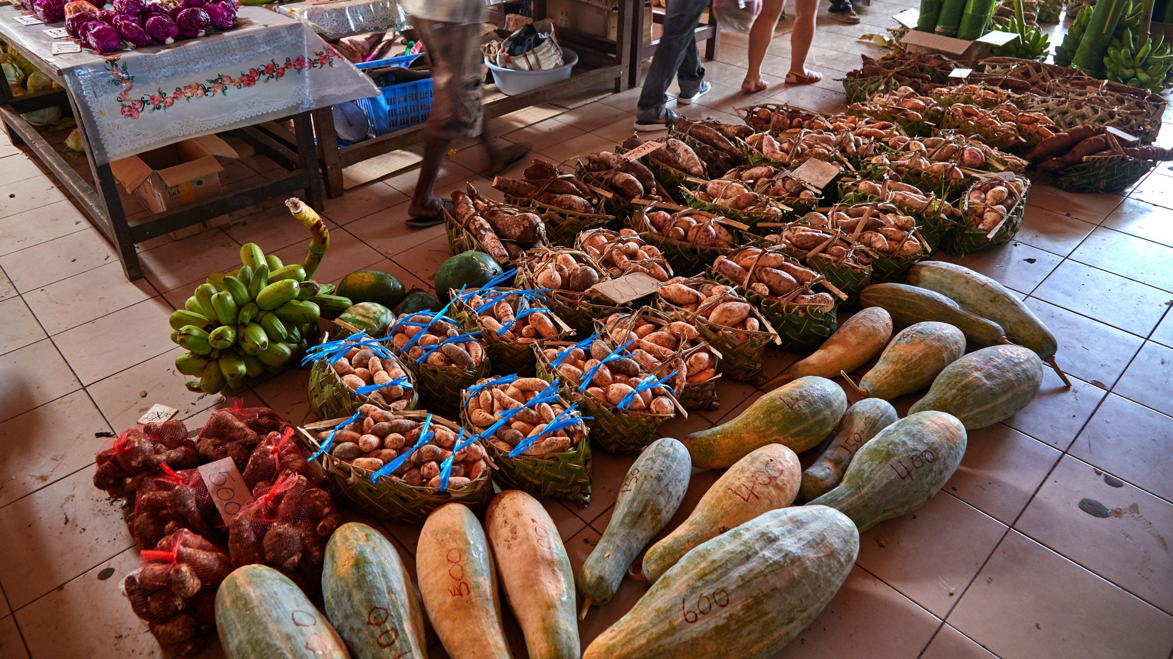 Port Vila Market caracterizando comida, mercados e vistas internas