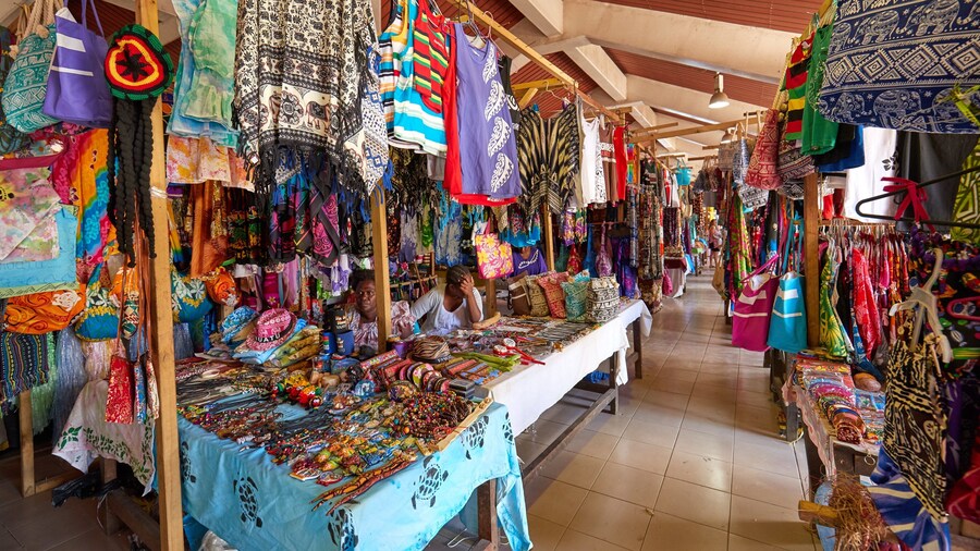 Port Vila Market qui includes marchés et vues intérieures