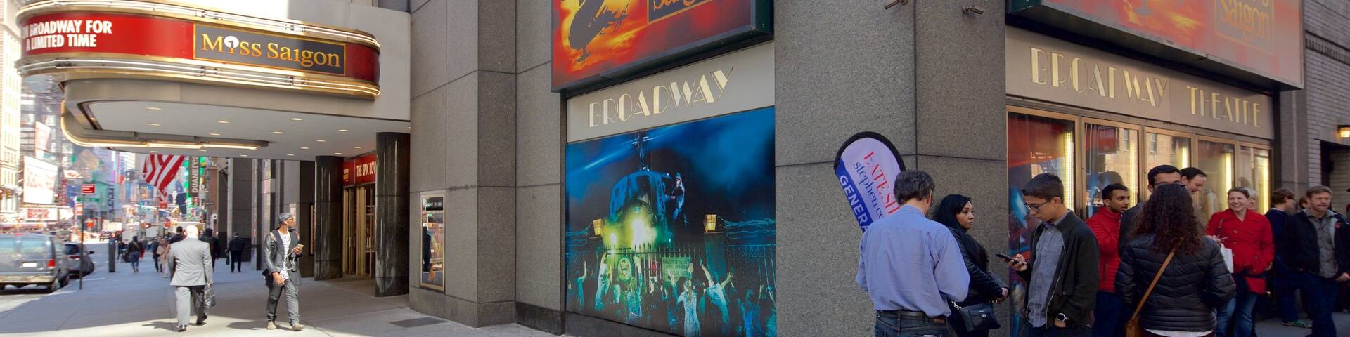 Broadway Theatre montrant ville et signalisation aussi bien que petit groupe de personnes