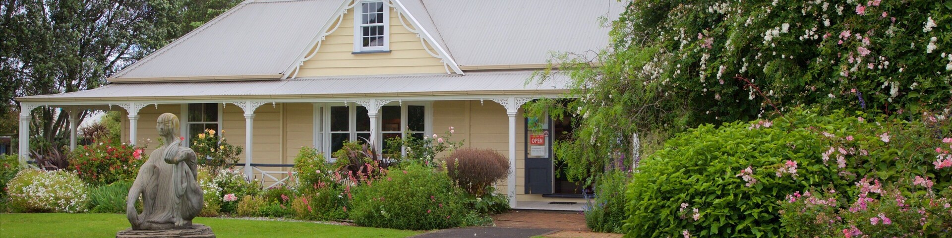 Reyburn House which includes a house, heritage architecture and a garden