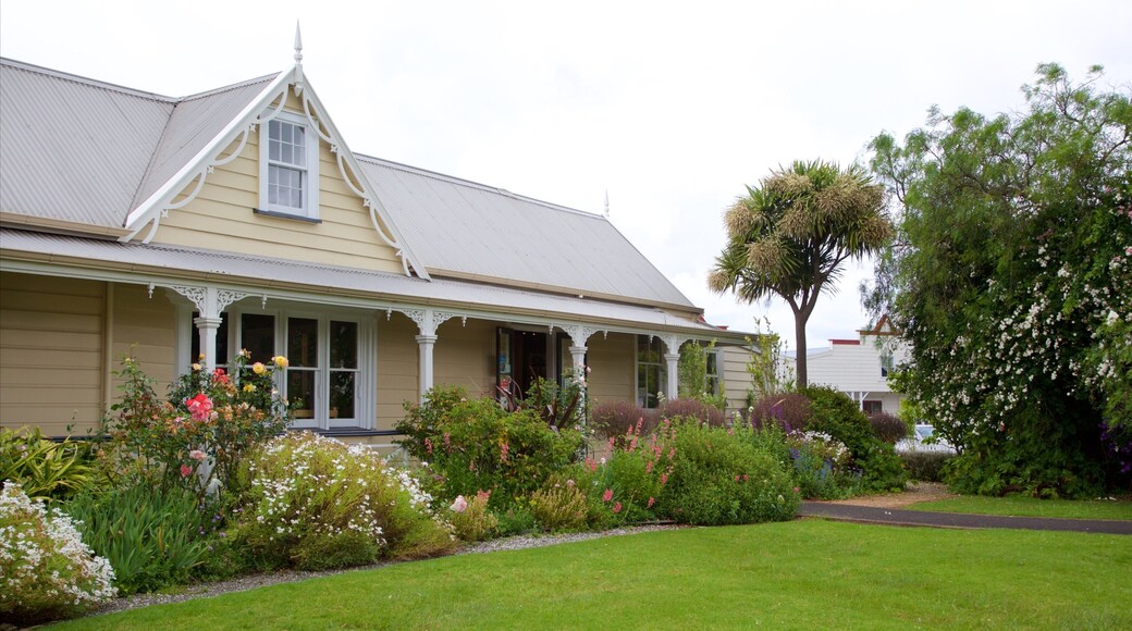 Whangarei which includes a garden, a house and heritage architecture