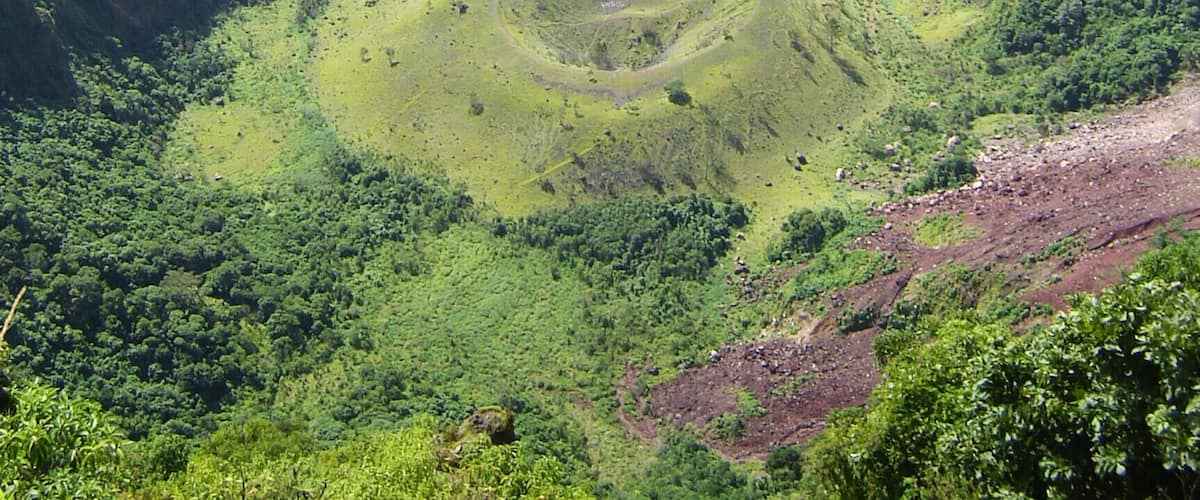 Crater of San Salvador volcano which has a little volcano inside. This is one of the views that you can get from El Boqueron National Park. #volcano #crater