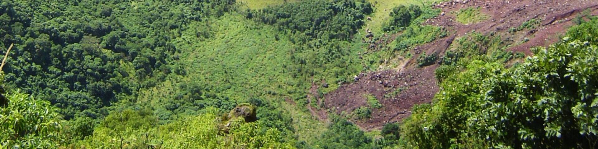 Crater of San Salvador volcano which has a little volcano inside. This is one of the views that you can get from El Boqueron National Park. #volcano #crater