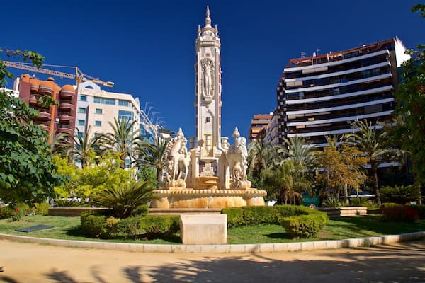 Placa de los Luceros showing a fountain, heritage elements and a garden