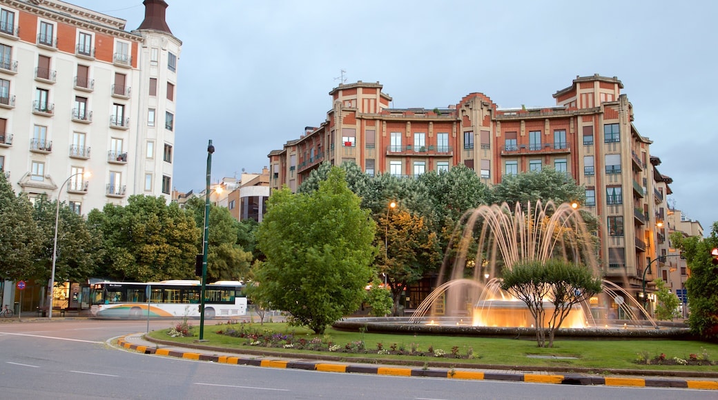 Plaza del Príncipe de Viana ofreciendo una ciudad, elementos patrimoniales y una fuente