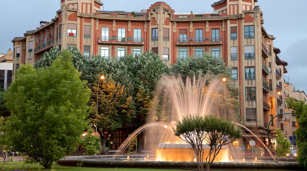 Plaza Principe de Viana showing a fountain, heritage elements and a city