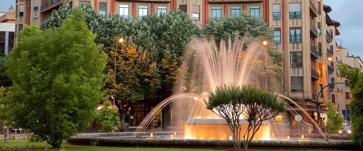 Plaza del Príncipe de Viana ofreciendo elementos del patrimonio, una ciudad y una fuente