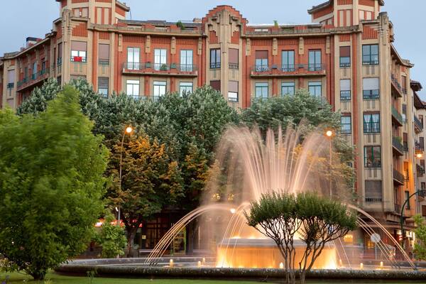 Plaza del PrĂncipe de Viana mettant en vedette jardin, ville et fontaine