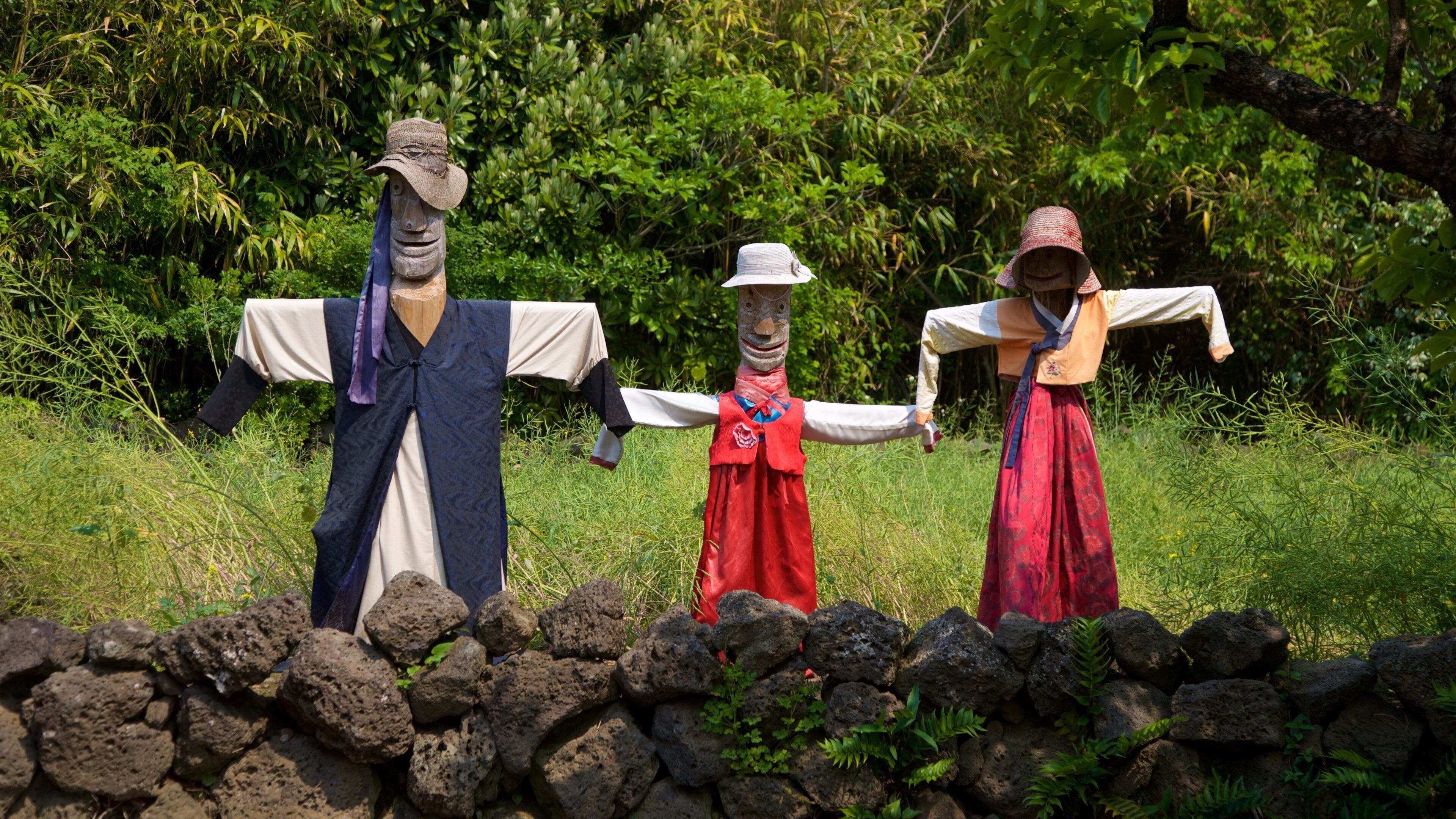 Jeju Folk Village Museum which includes outdoor art