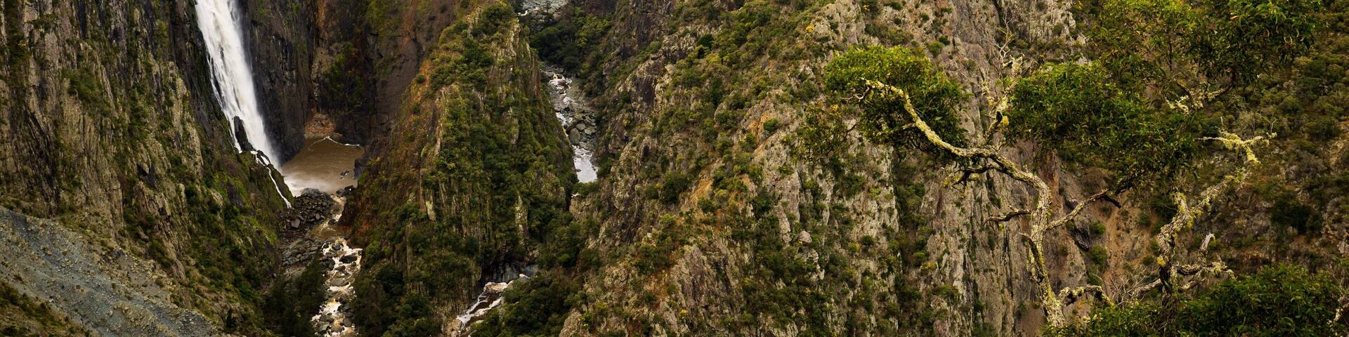 Wollomombi Falls which includes a cascade, a gorge or canyon and landscape views
