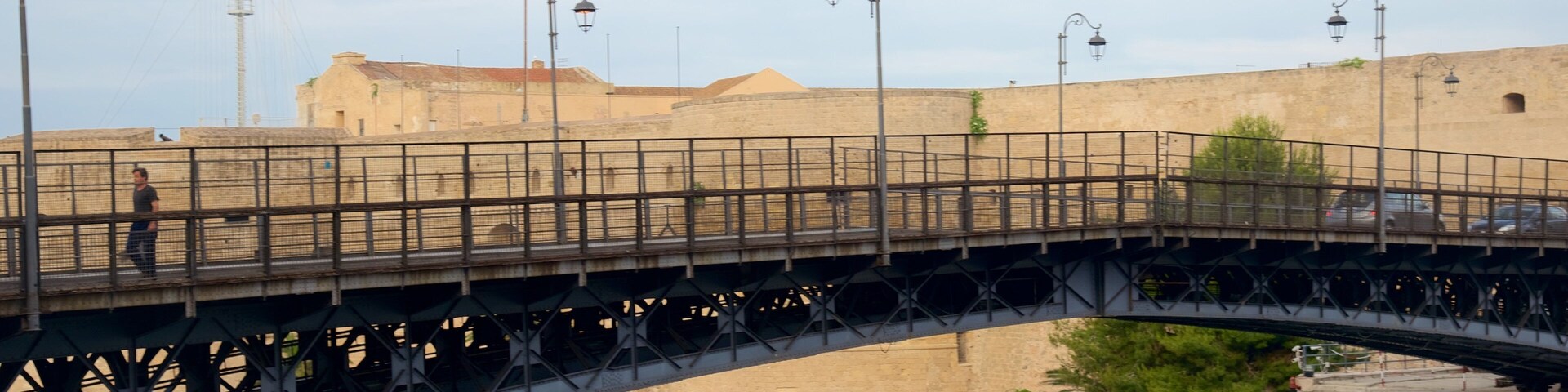 Ponte di Porta Napoli caracterizando uma ponte e um rio ou córrego