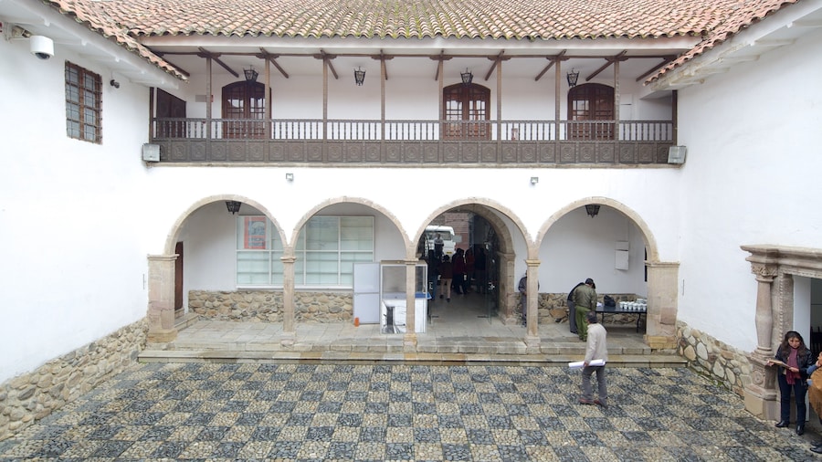 La Paz featuring interior views