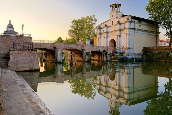 Porta Ognissanti mettant en vedette riviĂšre ou ruisseau, pont et coucher de soleil