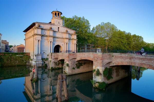 Porta Ognissanti qui includes riviĂšre ou ruisseau, pont et patrimoine historique