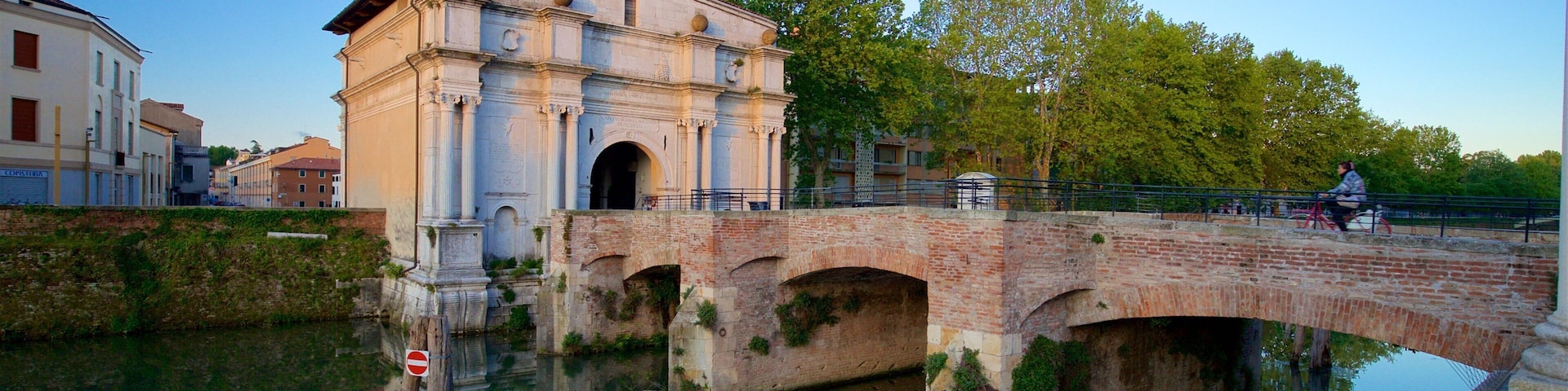 Porta Ognissanti que inclui um rio ou córrego, uma ponte e elementos de patrimônio