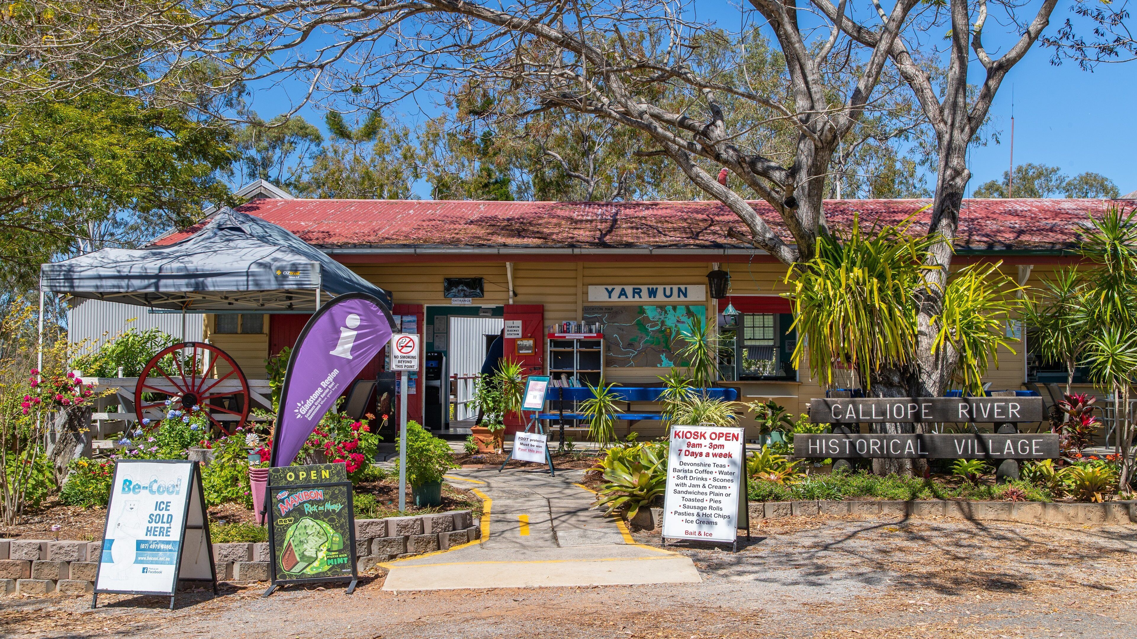 Calliope River Historical Village showing a small town or village