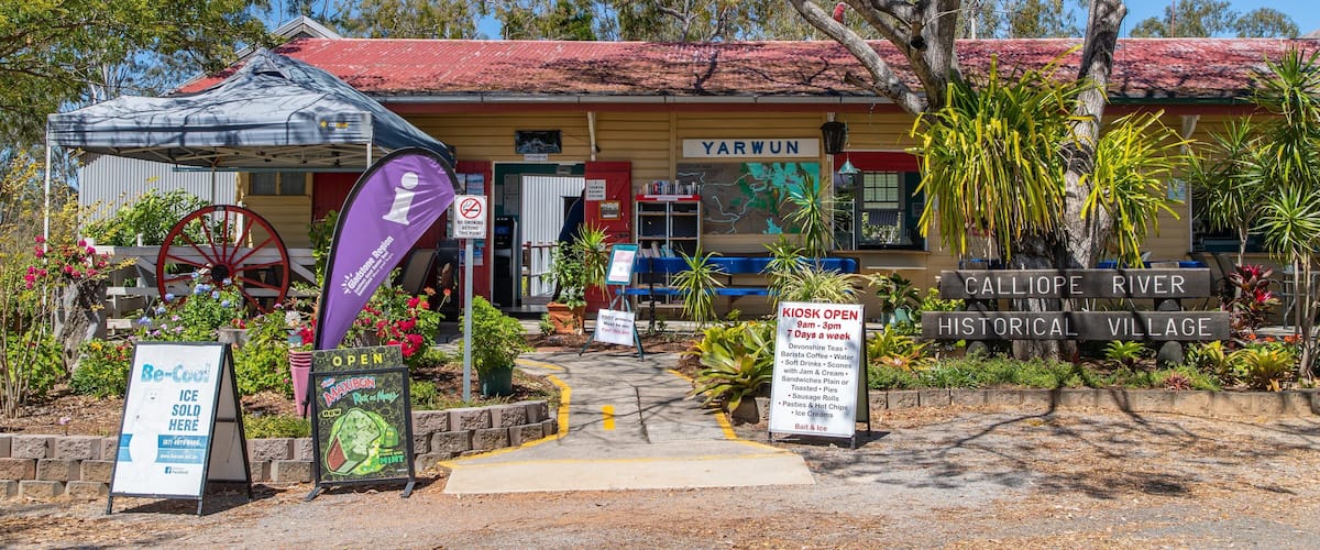 Calliope River Historical Village showing a small town or village