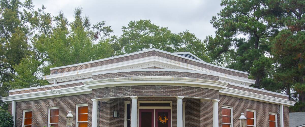 Colonial Revival building of the Emmet Methodist Church with curved portico supported by four columns topped with simple curved capitals, built in 1917 in Emmet, Nevada County, Arkansas, USA