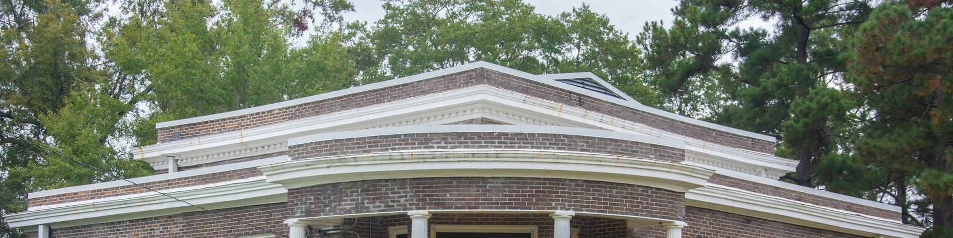 Colonial Revival building of the Emmet Methodist Church with curved portico supported by four columns topped with simple curved capitals, built in 1917 in Emmet, Nevada County, Arkansas, USA