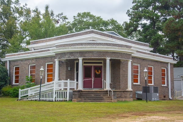 Colonial Revival building of the Emmet Methodist Church with curved portico supported by four columns topped with simple curved capitals, built in 1917 in Emmet, Nevada County, Arkansas, USA