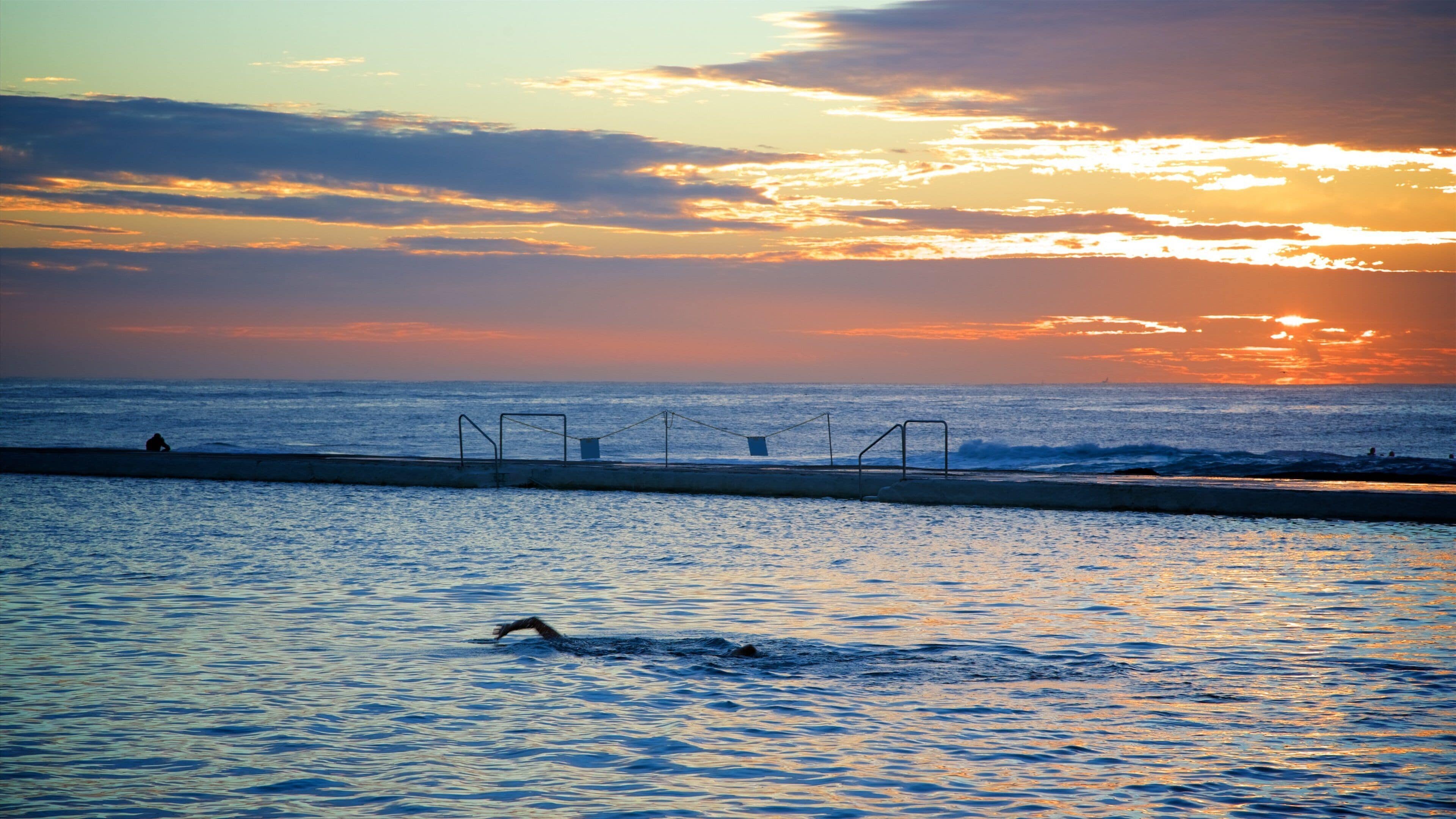 Newcastle Ocean Baths fasiliteter samt kyst, svømming og solnedgang