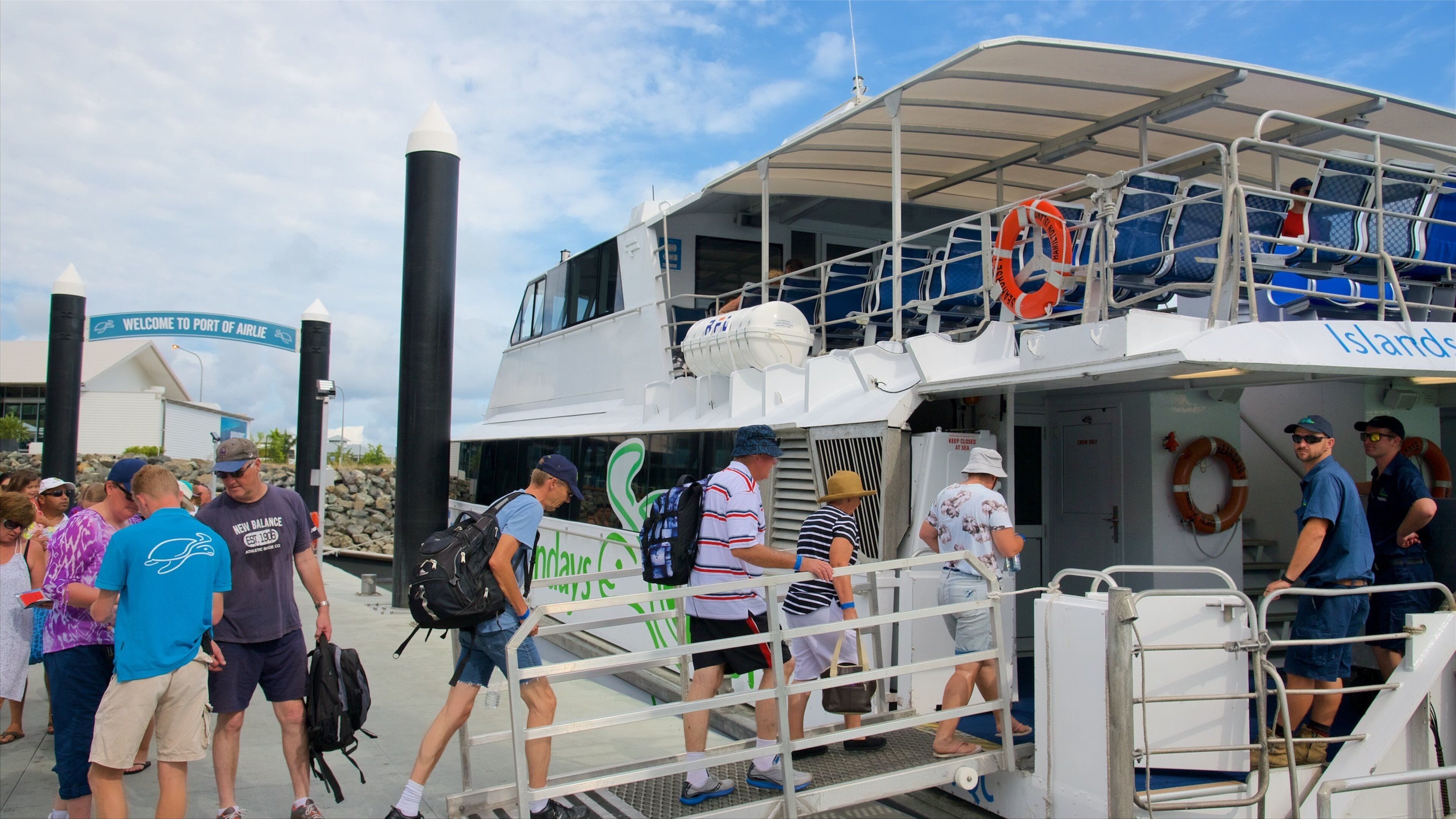 Airlie Beach som omfatter krydstogt og en færge såvel som en lille gruppe mennesker