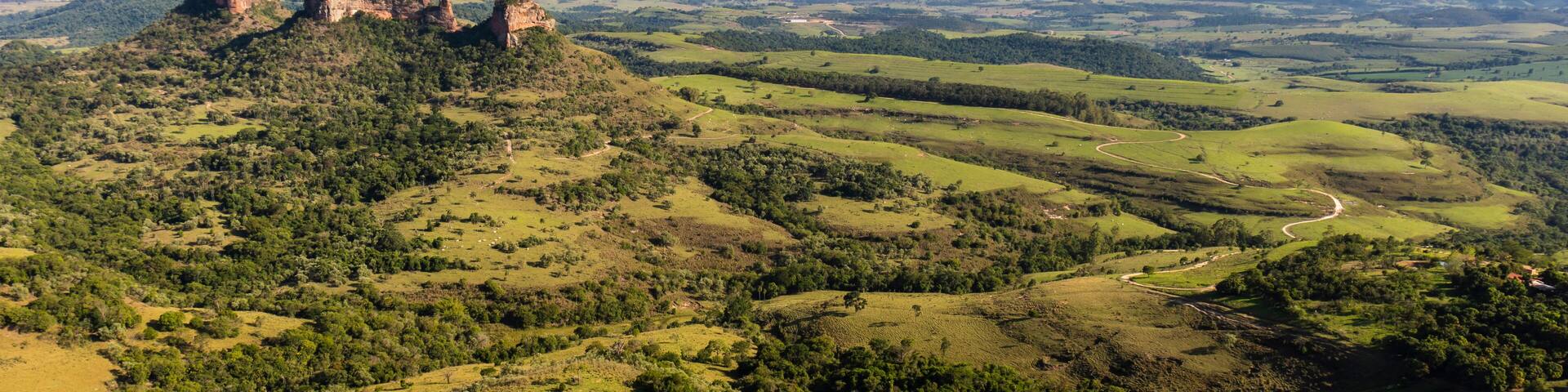 Vista panorâmica do Morro Três Pedras da Pedra do Índio na região dos municípios de Botucatu, Bofete e Pardinho. Interior do estado de São Paulo.