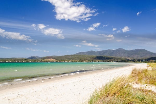 KKY0T2 White sands on the iconic Raspins Beach of Orford on the East Coast of Tasmania, Australia